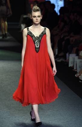 (151115) -- TAIPEI, Nov. 14, 2015 -- A model presents a creation by designer Hsu Yen-lin during a fashion show in Taipei, southeast China s Taiwan, Nov. 14, 2015. Hsu released her Spring Summer 2016 collection here Saturday.) (ry) CHINA-TAIPEI-FASHION SHOW (CN) WuxChing-teng  Modenschau in Taipeh
