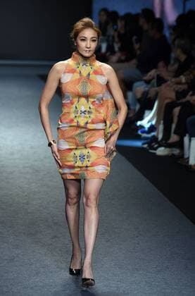 (151115) -- TAIPEI, Nov. 14, 2015 -- A model presents a creation by designer Austin Wu during a fashion show in Taipei, southeast China s Taiwan, Nov. 14, 2015. Hsu released her Spring Summer 2016 collection here Saturday.) (ry) CHINA-TAIPEI-FASHION SHOW (CN) WuxChing-teng  Modenschau in Taipeh