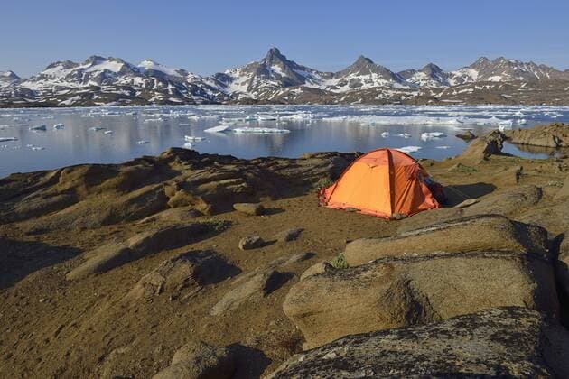  Zeltplatz, Zelt mit Ausblick über den Kong Oscars Havn, Ammassalik-Insel, Kalaallit Nunaat, Ostgrönland, Grönland, Nordamerika Copyright: imageBROKER/EgmontxStrigl ibxest04251665.jpg