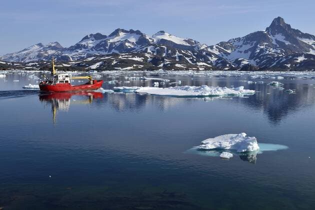  Roter Frachter im Kong Oscars Havn, Ammassalik-Insel, Kalaallit Nunaat, Ostgrönland, Grönland, Nordamerika Copyright: imageBROKER/EgmontxStrigl ibxest04251667.jpg