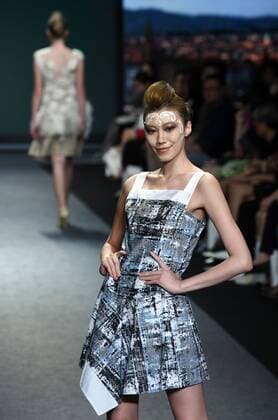 (151115) -- TAIPEI, Nov. 14, 2015 -- A model presents a creation by designer Hsu Yen-lin during a fashion show in Taipei, southeast China s Taiwan, Nov. 14, 2015. ) (ry) CHINA-TAIPEI-FASHION SHOW (CN) WuxChing-teng  Modenschau in Taipeh