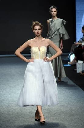 (151115) -- TAIPEI, Nov. 14, 2015 -- A model presents a creation by designer Austin Wu during a fashion show in Taipei, southeast China s Taiwan, Nov. 14, 2015. ) (ry) CHINA-TAIPEI-FASHION SHOW (CN) WuxChing-teng  Modenschau in Taipeh