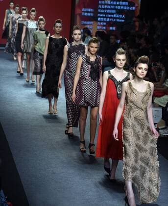 (151115) -- TAIPEI, Nov. 14, 2015 -- Models present creations by designer Hsu Yen-lin during a fashion show in Taipei, southeast China s Taiwan, Nov. 14, 2015. ) (ry) CHINA-TAIPEI-FASHION SHOW (CN) WuxChing-teng  Modenschau in Taipeh
