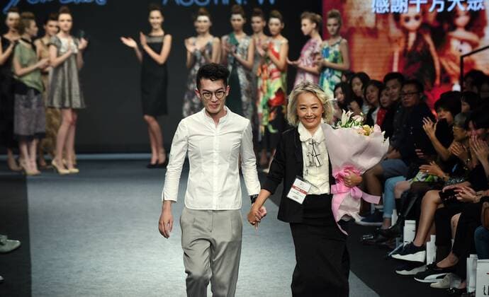 (151115) -- TAIPEI, Nov. 14, 2015 -- Designers Hsu Yen-lin (R) and Austin Wu (L) attend a fashion show in Taipei, southeast China s Taiwan, Nov. 14, 2015. ) (ry) CHINA-TAIPEI-FASHION SHOW (CN) WuxChing-teng  Modenschau in Taipeh