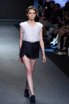 (151115) -- TAIPEI, Nov. 14, 2015 -- A model presents a creation by designer Austin Wu during a fashion show in Taipei, southeast China s Taiwan, Nov. 14, 2015. ) (ry) CHINA-TAIPEI-FASHION SHOW (CN) WuxChing-teng  Modenschau in Taipeh