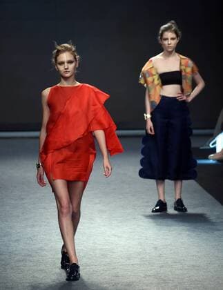 (151115) -- TAIPEI, Nov. 14, 2015 -- A model presents a creation by designer Austin Wu during a fashion show in Taipei, southeast China s Taiwan, Nov. 14, 2015. ) (ry) CHINA-TAIPEI-FASHION SHOW (CN) WuxChing-teng  Modenschau in Taipeh