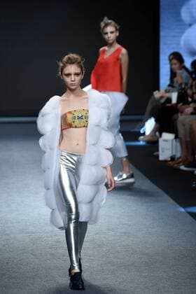 (151115) -- TAIPEI, Nov. 14, 2015 -- A model presents a creation by designer Austin Wu during a fashion show in Taipei, southeast China s Taiwan, Nov. 14, 2015. ) (ry) CHINA-TAIPEI-FASHION SHOW (CN) WuxChing-teng  Modenschau in Taipeh