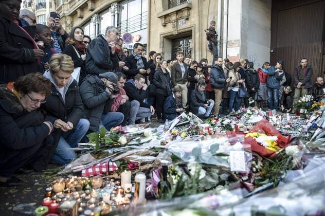 BATACLAN 15 11 2015 Gedenken an die Opfer der Terroranschläge in Paris - 15 11 2015 PierreCharlier Panoramic 