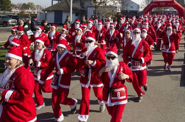 TORONTO -- Participants dressed as Santa Claus take part in the 2015 Santa 5K Run in Hamilton, Ontario, Canada, Nov. 15, 2015. Hundreds of runners participated in this annual 5K race to support a charity on Sunday. Zou Zheng) (SP)CANADA-ONTARIO-HAMILTON-SANTA 5K RUN yanzhonghua 