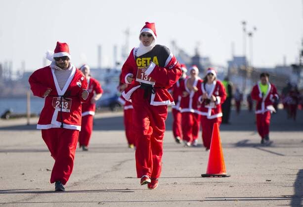 TORONTO -- Participants dressed as Santa Claus take part in the 2015 Santa 5K Run in Hamilton, Ontario, Canada, Nov. 15, 2015. Hundreds of runners participated in this annual 5K race to support a charity on Sunday. Zou Zheng) (SP)CANADA-ONTARIO-HAMILTON-SANTA 5K RUN yanzhonghua 