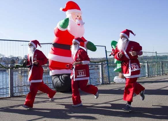 TORONTO -- Participants dressed as Santa Claus take part in the 2015 Santa 5K Run in Hamilton, Ontario, Canada, Nov. 15, 2015. Hundreds of runners participated in this annual 5K race to support a charity on Sunday. Zou Zheng) (SP)CANADA-ONTARIO-HAMILTON-SANTA 5K RUN yanzhonghua 