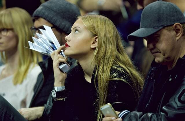 Basketball Berlin 15.11.2015 Mercedes Benz Arena Beko-BBL 1. Bundesliga Saison 2015 2016 Alba Berlin - FC Bayern Muenchen Schauspieler Uwe OCHSENKNECHT mit Tochter Cheyenne Sarannah OCHSENKNECHT