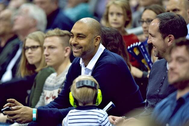 Basketball Berlin 15.11.2015 Mercedes Benz Arena Beko-BBL 1. Bundesliga Saison 2015 2016 Alba Berlin - FC Bayern Muenchen Ademola OKULAJA und Sebastian MACHOWSKI ehemalige ALBA Profis