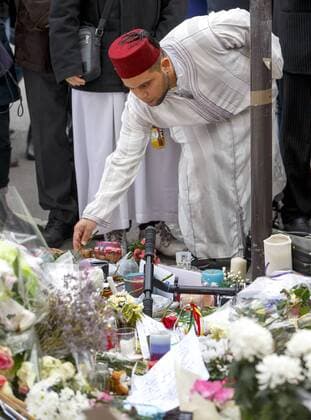 Nov. 16, 2015 - Paris, France - Paris, France. Mourners visit a memorial outside Bataclan Cafe in Paris, France following the Paris terror attacks on Monday, 16 November 2015. Paris  - ZUMAl94_