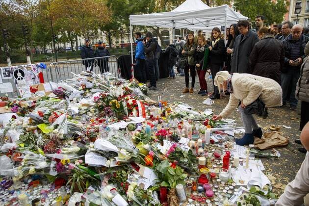 Nov. 16, 2015 - Paris, France - Paris, France. Mourners visit a memorial outside Bataclan Cafe in Paris, France following the Paris terror attacks on Monday, 16 November 2015. Paris  - ZUMAl94_
