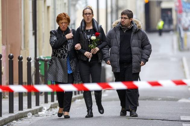 Nov. 16, 2015 - Paris, France - Paris, France. Mourners visit Bataclan Cafe in Paris, France following the Paris terror attacks on Monday, 16 November 2015. Paris  - ZUMAl94_