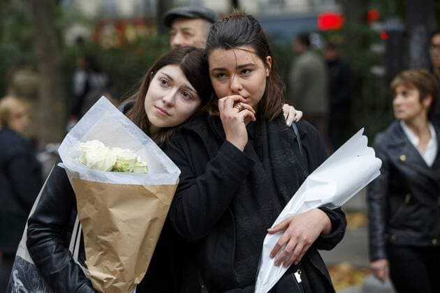 Nov. 16, 2015 - Paris, France - Paris, France. Mourners visit Bataclan Cafe in Paris, France following the Paris terror attacks on Monday, 16 November 2015. Paris  - ZUMAl94_