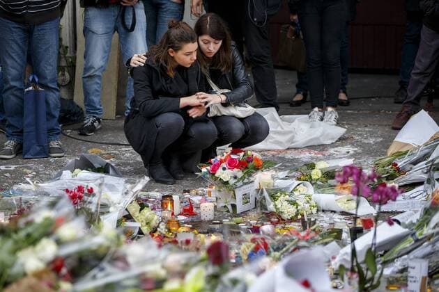 Nov. 16, 2015 - Paris, France - Paris, France. Mourners visit Bataclan Cafe in Paris, France following the Paris terror attacks on Monday, 16 November 2015. Paris  - ZUMAl94_