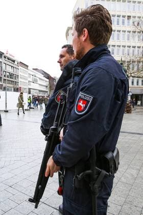 Polizeikräfte stehen am 17.11.2015 , mit Maschinenpistolen bewaffnet im Vorfeld des Fußball-Länderspiels Deutschland - Niederlande in der Innenstadt von Hannover, Nach den Terroranschlägen in Paris findet das Länderspiel am Abend unter verstärkten Sicherheitsvorkehrungen statt,
