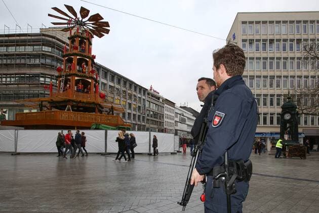 Polizeikräfte stehen am 17.11.2015 , mit Maschinenpistolen bewaffnet im Vorfeld des Fußball-Länderspiels Deutschland - Niederlande in der Innenstadt von Hannover, Nach den Terroranschlägen in Paris findet das Länderspiel am Abend unter verstärkten Sicherheitsvorkehrungen statt,