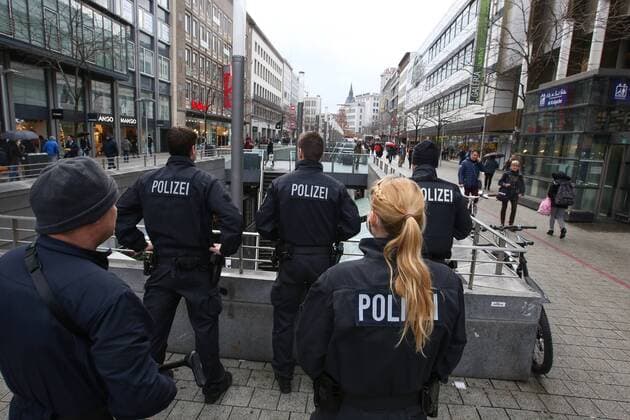 Polizeikräfte stehen am 17.11.2015 , mit Maschinenpistolen bewaffnet im Vorfeld des Fußball-Länderspiels Deutschland - Niederlande in der Innenstadt von Hannover, Nach den Terroranschlägen in Paris findet das Länderspiel am Abend unter verstärkten Sicherheitsvorkehrungen statt,