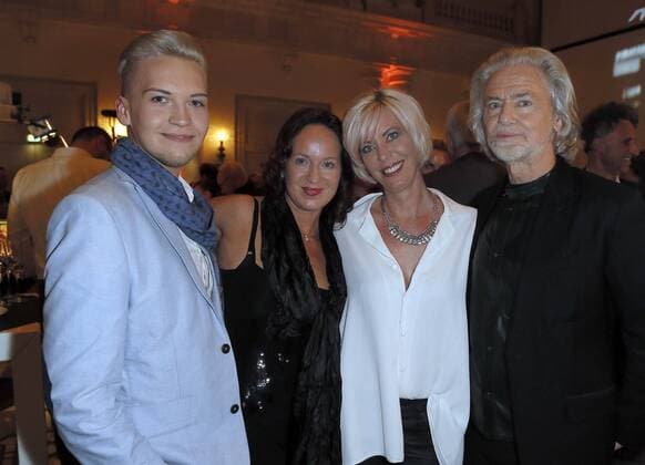 Max (Stylist), Claire Din, Annett Rottmann, Dr. Hermann Buehlbecker bei der Exclusiven Vernissage des LAMBERTZ FINE ART Kalenders 2016 - La Dolce Vita im Hotel de Rome, Berlin. 17.11.2015