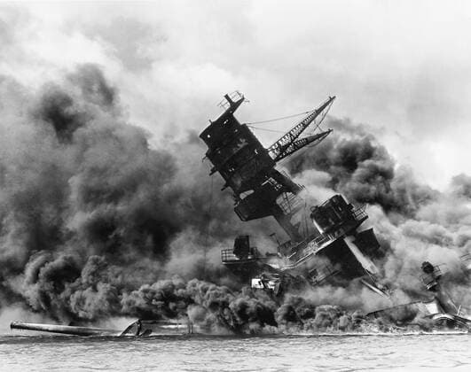 IMAGO History, Zweiter Weltkrieg: 1939 - 1945 Jan. 25, 2012 - Pearl Harbor, HI, USA - US Navy battleship the USS Arizona burning after the Japanese attack on Pearl Harbor December 7, 1941 in Pearl Harbor, Hawaii. Pearl Harbor USA - ZUMAp138