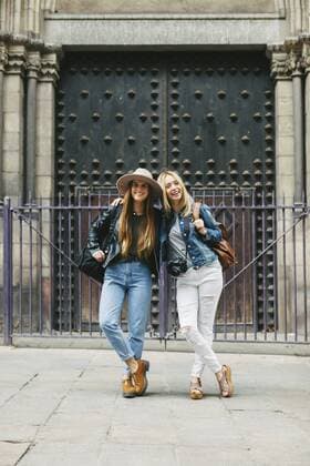 Spain, Barcelona, two young women in front of entrance portal  EBSF000934