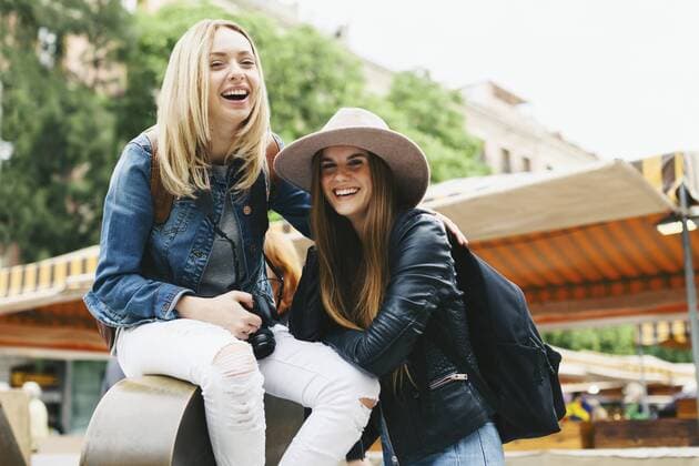 Spain, Barcelona, two happy young women in the city  EBSF000964