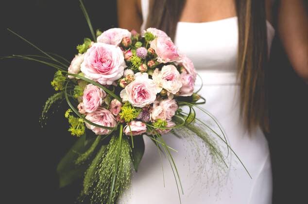 Bride holding her bouquet, close-up  GEMF000459