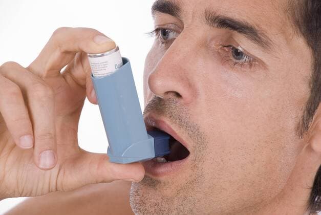 Mann verwendet Asthmaspray man using asthma spray BLWS226993
