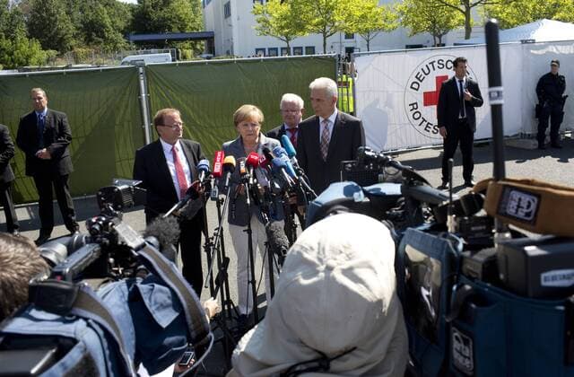 Deutschland, Heidenau, Asylbewerberunterkunft Heidenau, Besuch von Bundeskanzlerin Angela Merkel CDU, v.l.n.r. Jürgen Opitz, Angela Merkel, Rudolf Seiters, Stanislaw Tillich, 26.08.2015