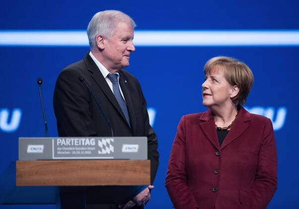 CSU-Parteitag in Muenchen Bundeskanzlerin Angela Merkel (CSU) und Bayerns Ministerpraesident und CSU Vorsitzender Horst Seehofer (CSU) stehen am Freitag (20.11.2015) auf dem CSU-Parteitag auf dem Messegelaende in Muenchen zusammen auf der Buehne.