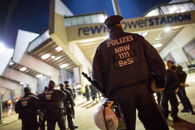 Bochum Polizisten vor dem Rewirpower Stadion VfL Bochum vs 1. FC Union Berlin, Fussball, 2. Bundesliga, 20.11.2015, Copyright: Schülerx xEibner-Pressefoto EP_jse