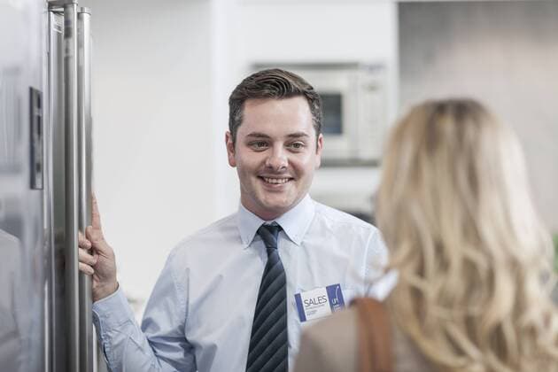 Model Released: Beratung im Elektronikfachgeschäft Shop assistant smiling at customer model released Symbolfoto property released  ZEF007067