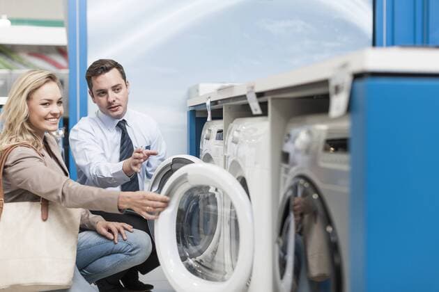 Model Released: Beratung im Elektronikfachgeschäft Shop assistant explaining washing machine to customer model released Symbolfoto property released  ZEF007072