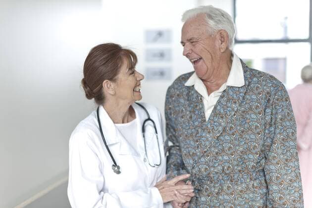 Model Released: Senioren im Krankenhaus Doctor with happy elderly patient on hospital floor model released Symbolfoto property released  ZEF007235