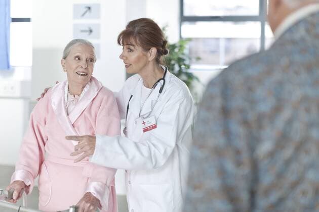 Model Released: Senioren im Krankenhaus Doctor leading elderly patient on hospital floor model released Symbolfoto property released  ZEF007236