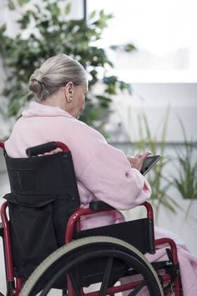 Model Released: Senioren im Krankenhaus Elderly patient in wheelchair using digital tablet model released Symbolfoto property released  ZEF007242