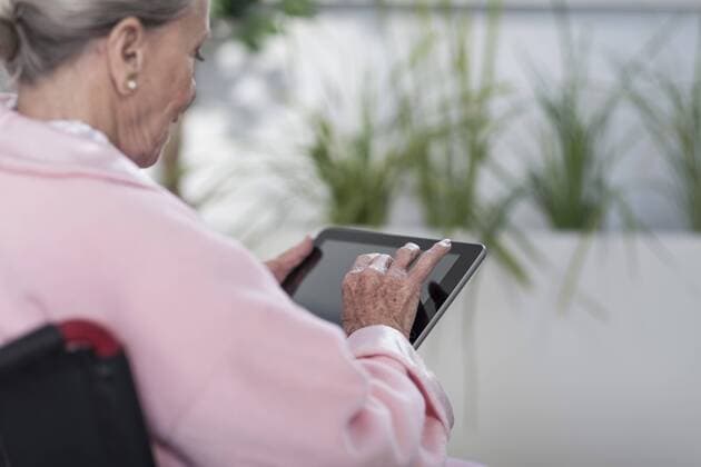 Model Released: Senioren im Krankenhaus Elderly patient in wheelchair using digital tablet model released Symbolfoto property released  ZEF007243