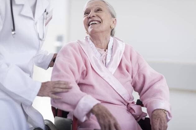 Model Released: Senioren im Krankenhaus Doctor and smiling elderly patient in wheelchair model released Symbolfoto property released  ZEF007245