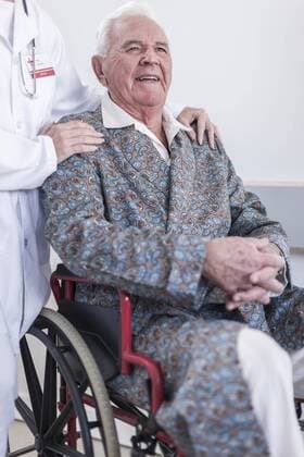 Model Released: Senioren im Krankenhaus Doctor and smiling elderly patient in wheelchair model released Symbolfoto property released  ZEF007251