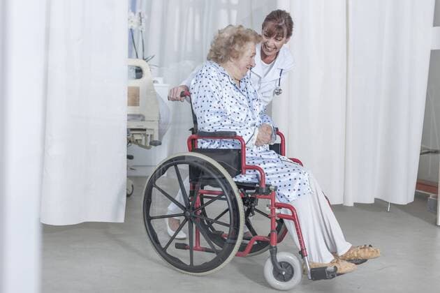 Model Released: Senioren im Krankenhaus Doctor and elderly patient in wheelchair model released Symbolfoto property released  ZEF007272