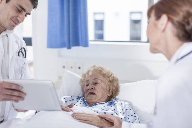 Model Released: Senioren im Krankenhaus Doctor showing digital tablet to elderly patient in hospital bed model released Symbolfoto property released  ZEF007278