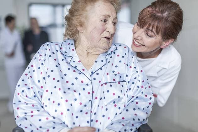 Model Released: Senioren im Krankenhaus Doctor caring for elderly patient in wheelchair model released Symbolfoto property released  ZEF007293