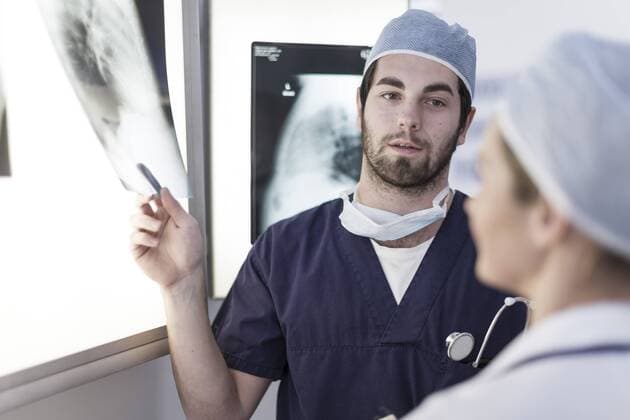 Model Released: Ärzte im Krankenhaus Doctors in hospital, radiologists discussing model released Symbolfoto property released  ZEF007329