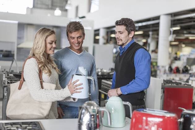 Model Released: Beratung im Elektronikfachgeschäft Shop assistant talking to young couple shopping kitchen equipment model released Symbolfoto property released  ZEF007358