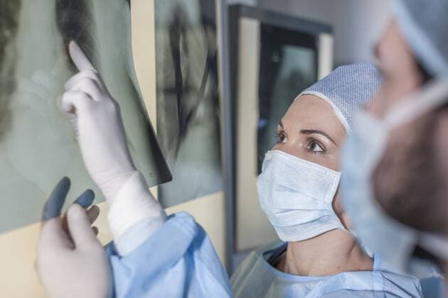 Model Released: Ärzte im Krankenhaus Two doctors examining x-ray image model released Symbolfoto property released  ZEF007384