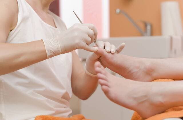 Fusspflegerin bei der Arbeit pedicurist BLWS241585