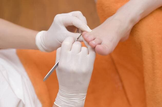Fusspflegerin bei der Arbeit pedicurist BLWS241586